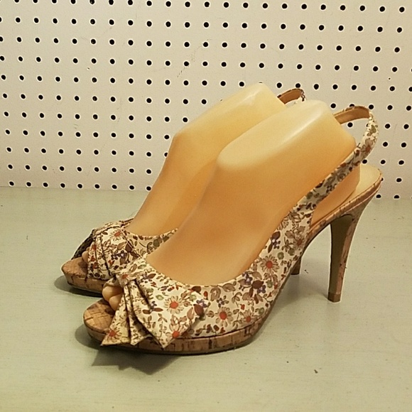 UNISA TAN FLOWER HEELS WITH BOW - Picture 7 of 7